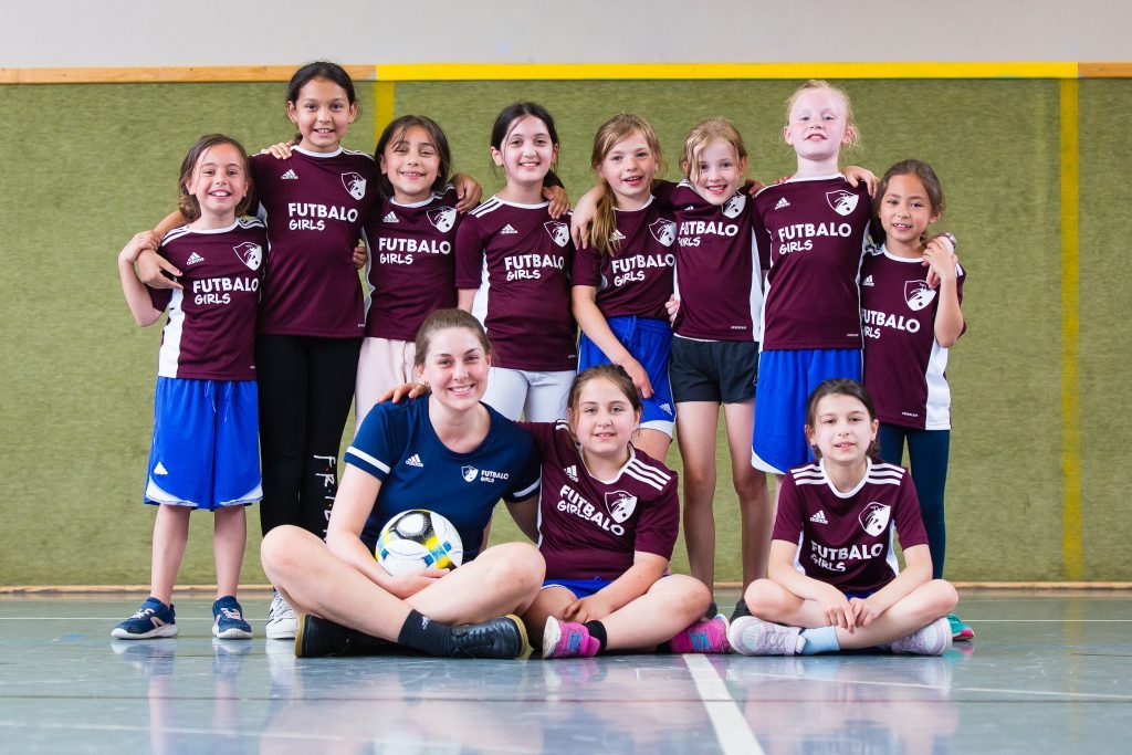 Mannschaftsfoto eines Futbalo-Girls-Teams in der Sporthalle